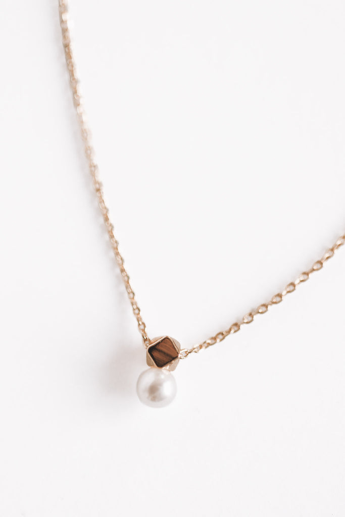 DAINTY PEARL CHARM + CHAIN LINK NECKLACE